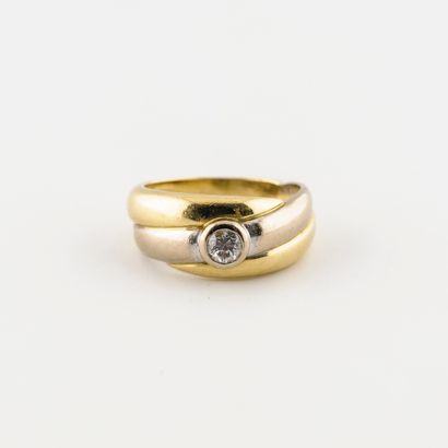 null Petite bague en or de deux tons (750) ornée d'un diamant de taille brillant...