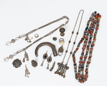 Lot de bijoux fantaisie comprenant : - Deux colliers, retenant des perles polychromes...