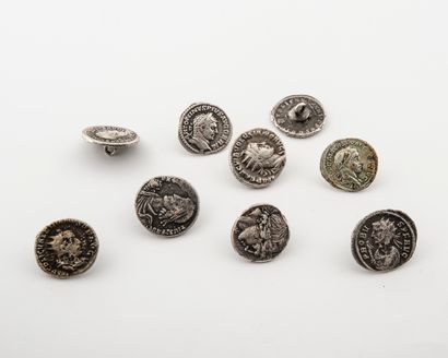 null Lot de 9 boutons imitant des pièces antiques en métal argenté. 

Usures, rayures...