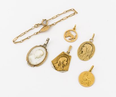Lot en or jaune (750) comprenant : - Two medals, zodiac sign Leo.

- Two religious...