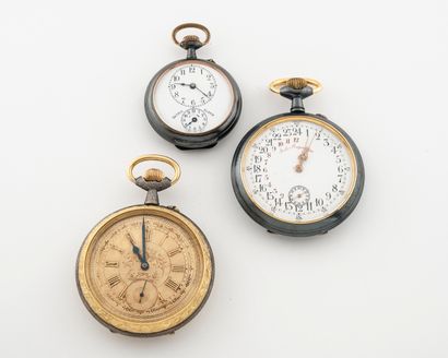 Fin du XIXème ou début du XXème siècles Deux montres réveil et chronomètre en métal...