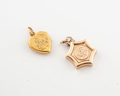 null Deux petits pendentifs porte-photo en or jaune (750). 

L'un en forme de coeur,...