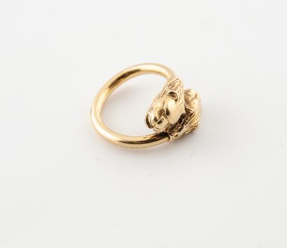 null Yellow gold ring (750) featuring two crossed lioness heads.

Weight : 4.6 g....