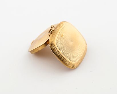 Pillar pendant in yellow gold (750) guilloché...