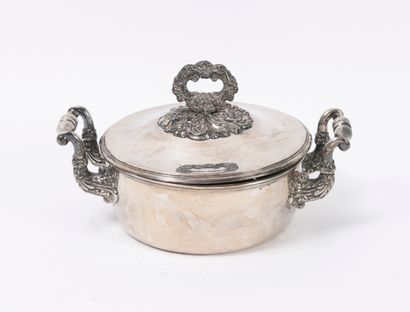 BELGIQUE, XIXème siècle A silver covered vegetable dish (800) of circular shape with...