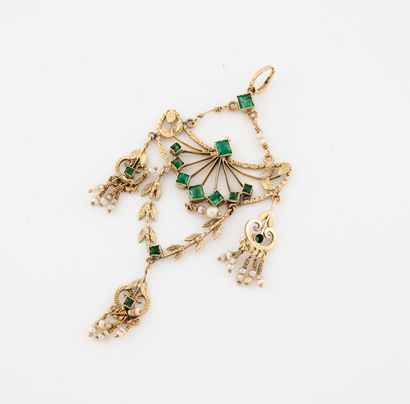 null Yellow gold (750) openwork foliage pendant decorated with facetted emeralds...