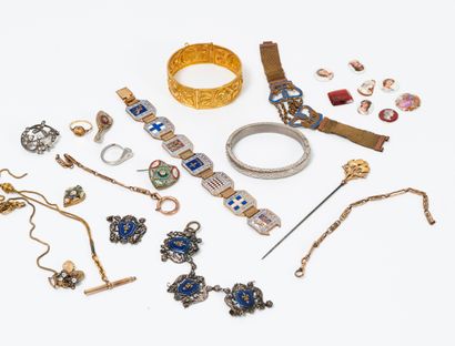Lot de bijoux fantaisie comprenant : - 5 bracelets, en métal argenté et doré, dont...