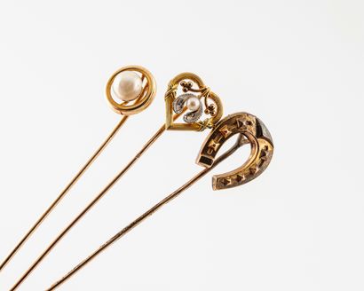null Set of three yellow gold tie pins (750) : 

- One with a horseshoe design: 

Weight:...