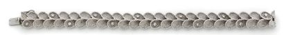 null Bracelet articulé en or gris (750) amati à motif de feuilles ciselées, perlées...