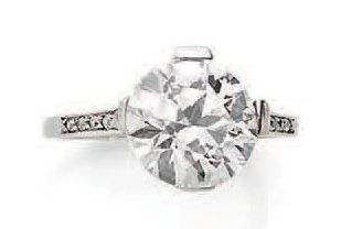 null Bague solitaire en platine (850) ornée d'un diamant demi-taille en serti griffe,...