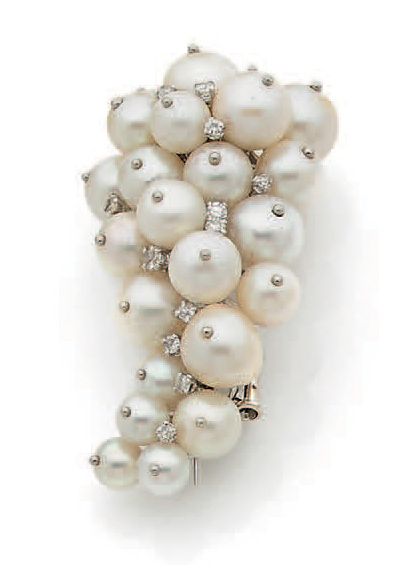null Clip de revers en or gris (750) figurant une grappe formée de perles de culture...
