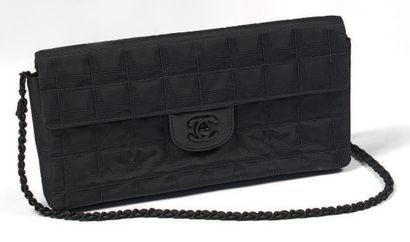 Chanel, Chocolate bar
Sac baguette ou pochette en tissu damassé noir surpiqué à effet...