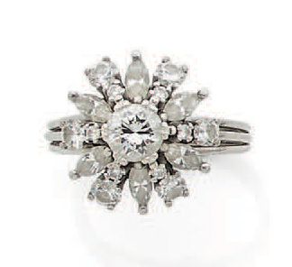 null Elégante bague fleur en or gris (750) centrée d'un diamant taille brillant,...