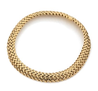 TIFFANY & CO 
Élégant collier ruban en or jaune (750) à maillons articulés croisés...