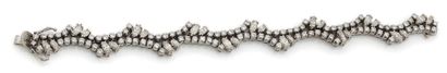 null Élégant bracelet articulé en or gris (750) formé de deux lignes ondées de diamants...