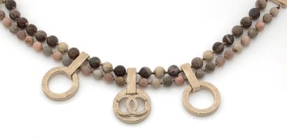 CHANEL Collier formé de deux rangs de perles de pierre dure dont agate, jaspe et...