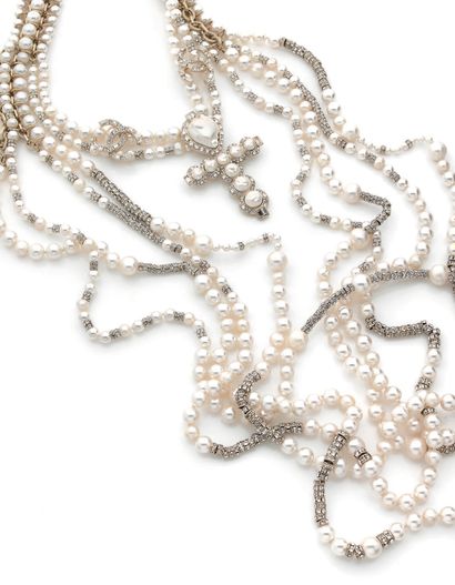 CHANEL Important sautoir formé de six rangs de perles d'imitation et strass, dont...