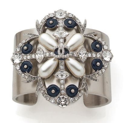 Chanel, Croisière
Bracelet manchette en métal brossé centré d'un important motif...
