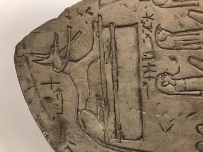ÉGYPTE, Nouvel Empire, XVIIIème ou XIXème dynastie Piece from a large curved stele...