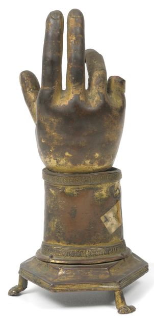 Limoges, XVème siècle Main reliquaire en cuivre gravé et doré. Main à deux doigts...