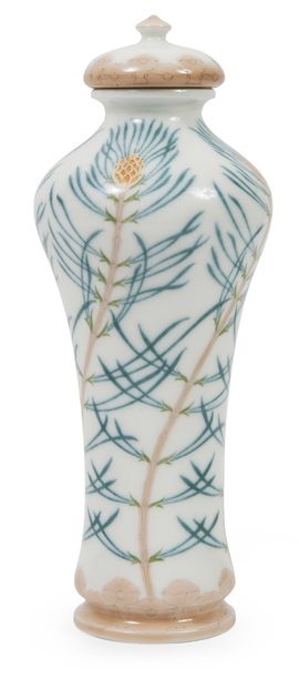 SEVRES, XXème siècle Vase couvert de forme balustre en porcelaine à décor polychrome...