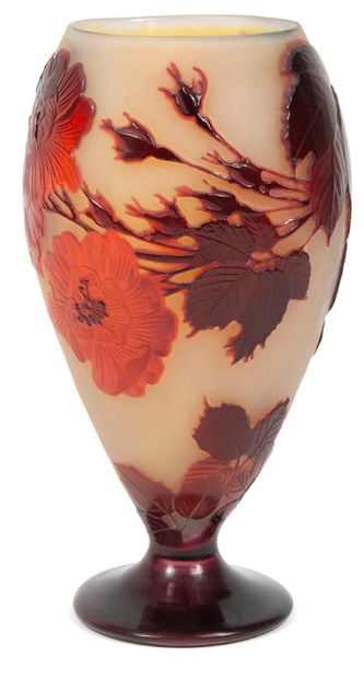 ÉTABLISSEMENTS GALLÉ Vase ovoïde sur piédouche à large col.
Epreuve en verre multicouche...