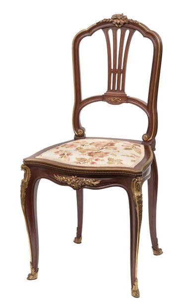 FRANCOIS LINKE (1855-1946) Chaise de chambre en acajou mouluré à dossier ajouré en...