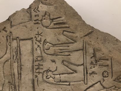 ÉGYPTE, Nouvel Empire, XVIIIème ou XIXème dynastie Fragment de grande stèle cintrée...