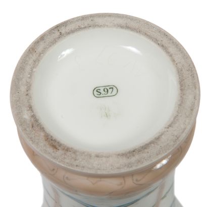 SEVRES, XXème siècle Vase couvert de forme balustre en porcelaine à décor polychrome...