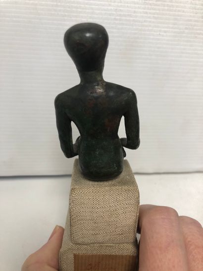 EGYPTE, Basse Epoque ou Epoque ptolémaïque Statuette d'Imhotep assis.
Il tient un...