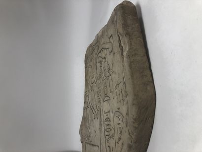 ÉGYPTE, Nouvel Empire, XVIIIème ou XIXème dynastie Fragment de grande stèle cintrée...