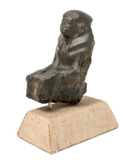 ÉGYPTE, Moyen Empire, XIIème dynastie Male figurine kneeling with hands along the...