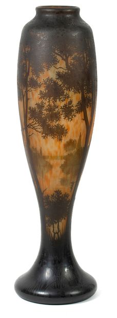 Etablissements DAUM à Nancy Large flat-bottomed spindle vase with a slightly narrowed...