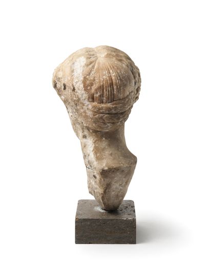 ART ROMAIN, Ier siècle Tête féminine en léger trois-quarts droit représentant une...