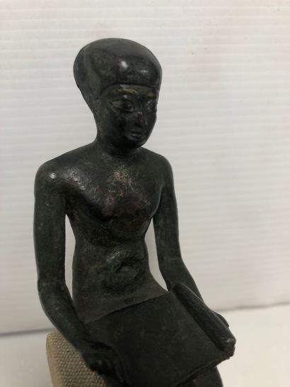 EGYPTE, Basse Epoque ou Epoque ptolémaïque Statuette d'Imhotep assis.
Il tient un...