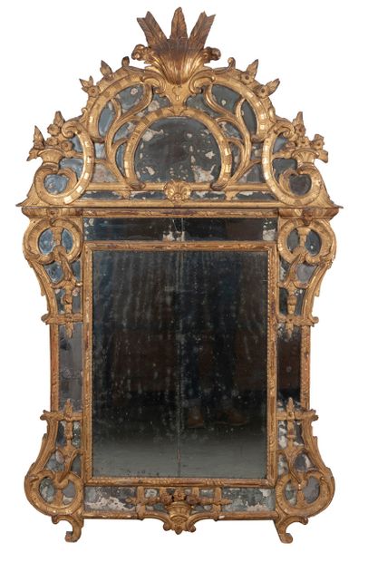null Grand miroir à fronton et à parecloses, au cadre à treillages en bois sculpté...