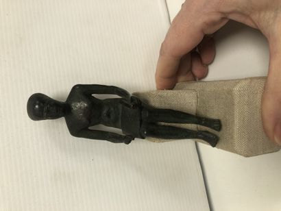 EGYPTE, Basse Epoque ou Epoque ptolémaïque Statuette d'Imhotep assis.
Il tient un...