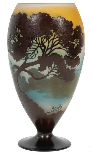 ÉTABLISSEMENTS GALLÉ Vase ovoïde à large col, sur piédouche.
Epreuve en verre multicouche...