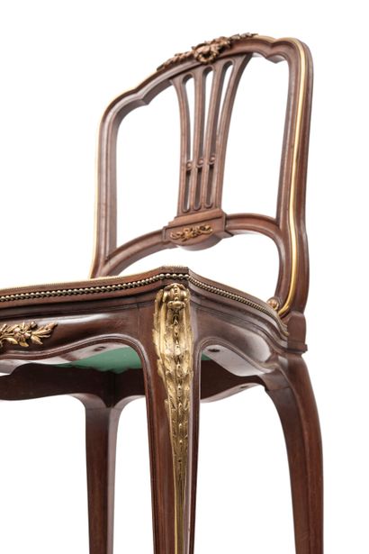 FRANCOIS LINKE (1855-1946) Chaise de chambre en acajou mouluré à dossier ajouré en...