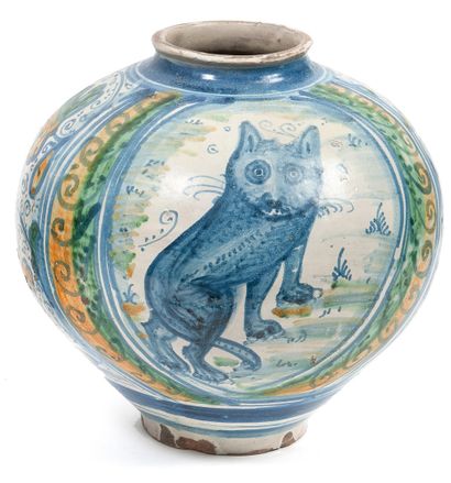 SICILE Vase boule en majolique à décor en bleu d'un chat dans un médaillon cerné...