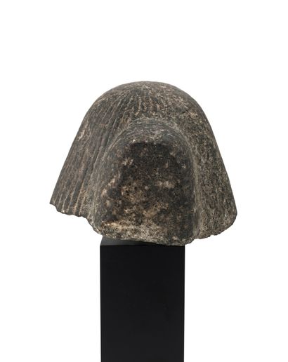 ÉGYPTE, Nouvel Empire (1552- 1070 avant J.-C.) Man's head from a statue.
A two-part...
