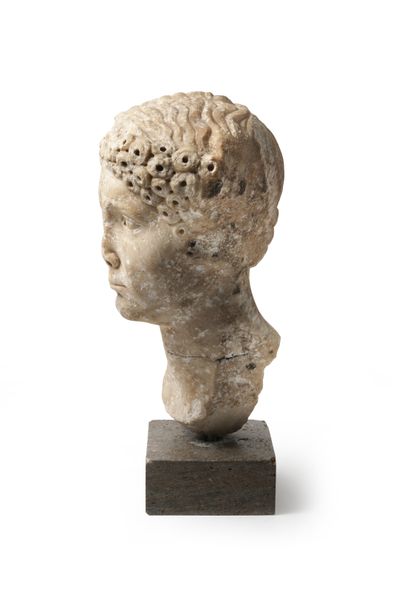 ART ROMAIN, Ier siècle Slightly three-quarter right female head representing a woman.
The...