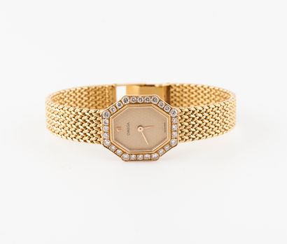 OMEGA Montre bracelet de dame en or jaune (750). 
Boîtier octogonal, lunette sertie...