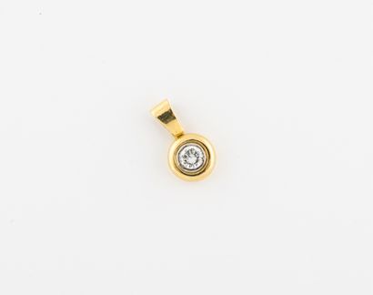  Pendentif en or jaune (750) orné d'un diamant de taille brillant en serti clos....