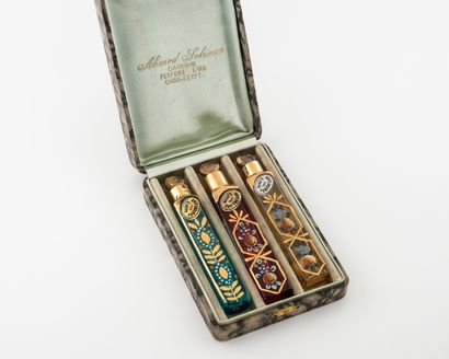 Ahmed SOLIMAN (circa 1920-1930) Coffret contenant trois flacons de parfum, vides....