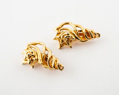 Sonia RYKIEL Paire de clips d'oreilles en métal doré ajouré stylisant un coquillage....