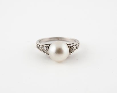 Bague en platine (850) ornée d'une perle...