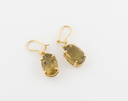 null Paire de pendants d'oreilles en or jaune (750) retenant des citrines ovales...