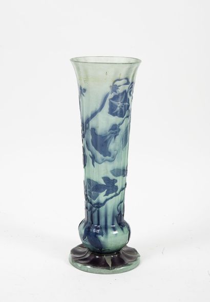 ÉTABLISSEMENTS GALLÉ Vase de forme légèrement cornet à côtes à base bulbeuse sur...