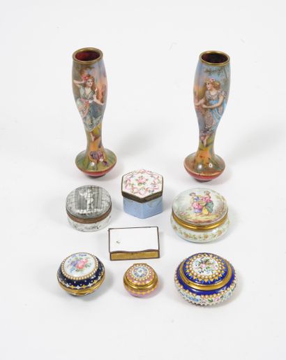 LIMOGES, vers 1900 Paire de petits vases en cuivre à décor émaillé polychromes et...